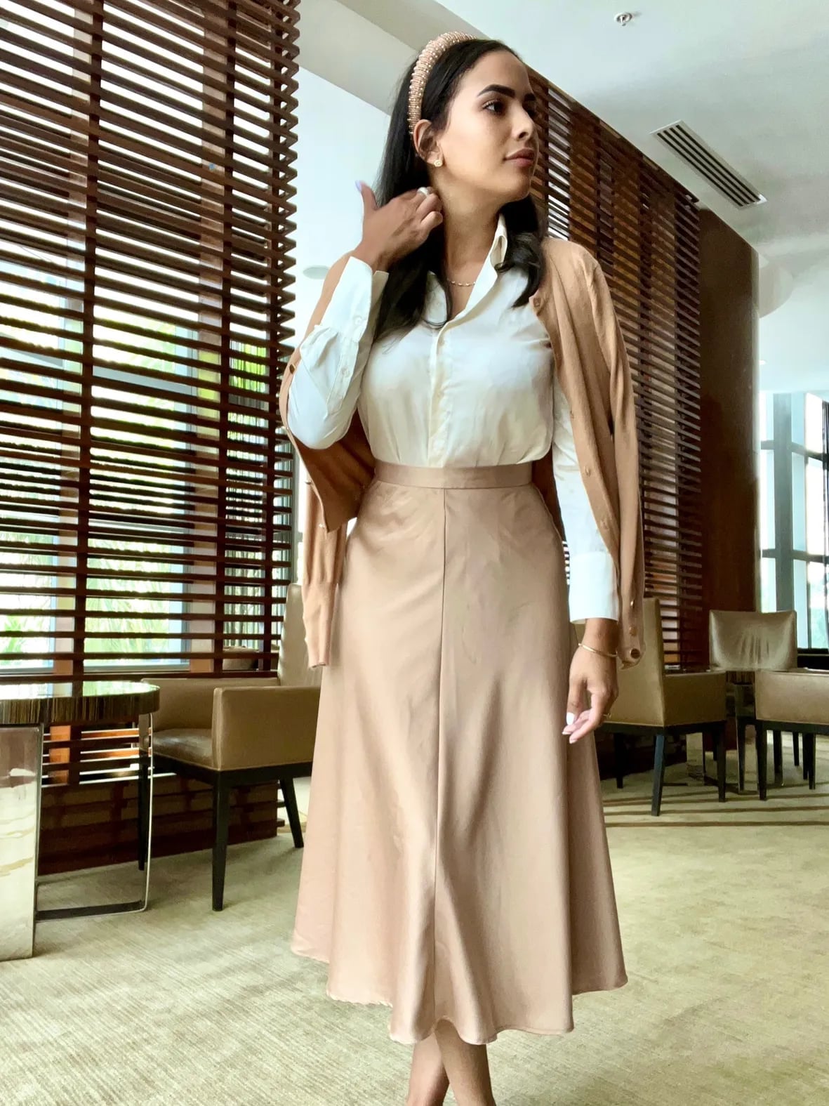 Beige Satin Midi Skirt with White Shirt and Cardigan Beige Satin Midi Skirt with White Shirt and Cardigan — Classy Skirt Outfit Work