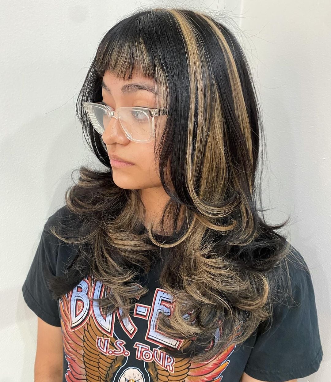 Mid-Back Wavy Dark Base With Blonde Skunk Stripes and Curtain Bangs Mid-Back Wavy Dark Base With Blonde Skunk Stripes and Curtain Bangs — Classy Skunk Stripe Hair