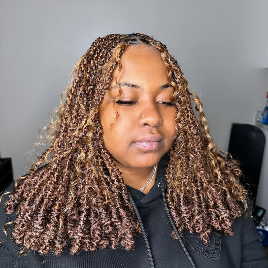 Mid-Back Curly Soft Locs With Blonde Highlights — Classy Soft Locs Hairstyles