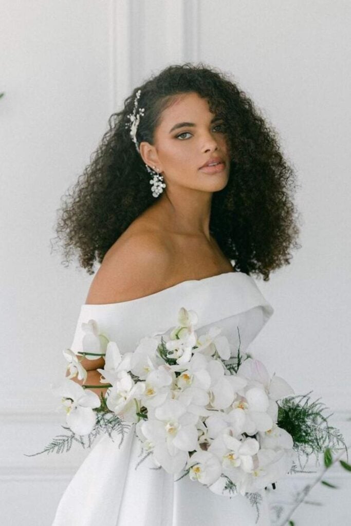 Collarbone Blowout With Voluminous Curls Collarbone Blowout With Voluminous Curls — Classy Strapless Dresses Hairstyles