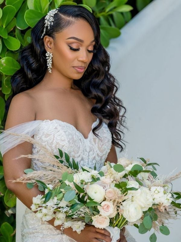 Voluminous Loose Waves With Side Part Voluminous Loose Waves With Side Part — Classy Strapless Dresses Hairstyles