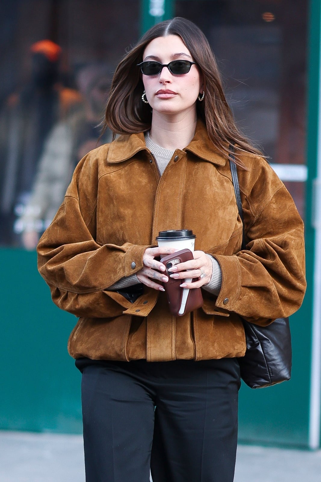 Oversized Brown Suede Jacket with Black Trousers — Classy Suede Jacket Outfits