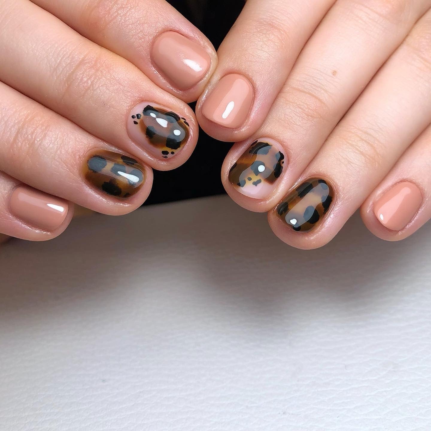 Tan Tortoiseshell Accent Short Oval Nails Tan Tortoiseshell Accent Short Oval Nails — Classy Tan Nails