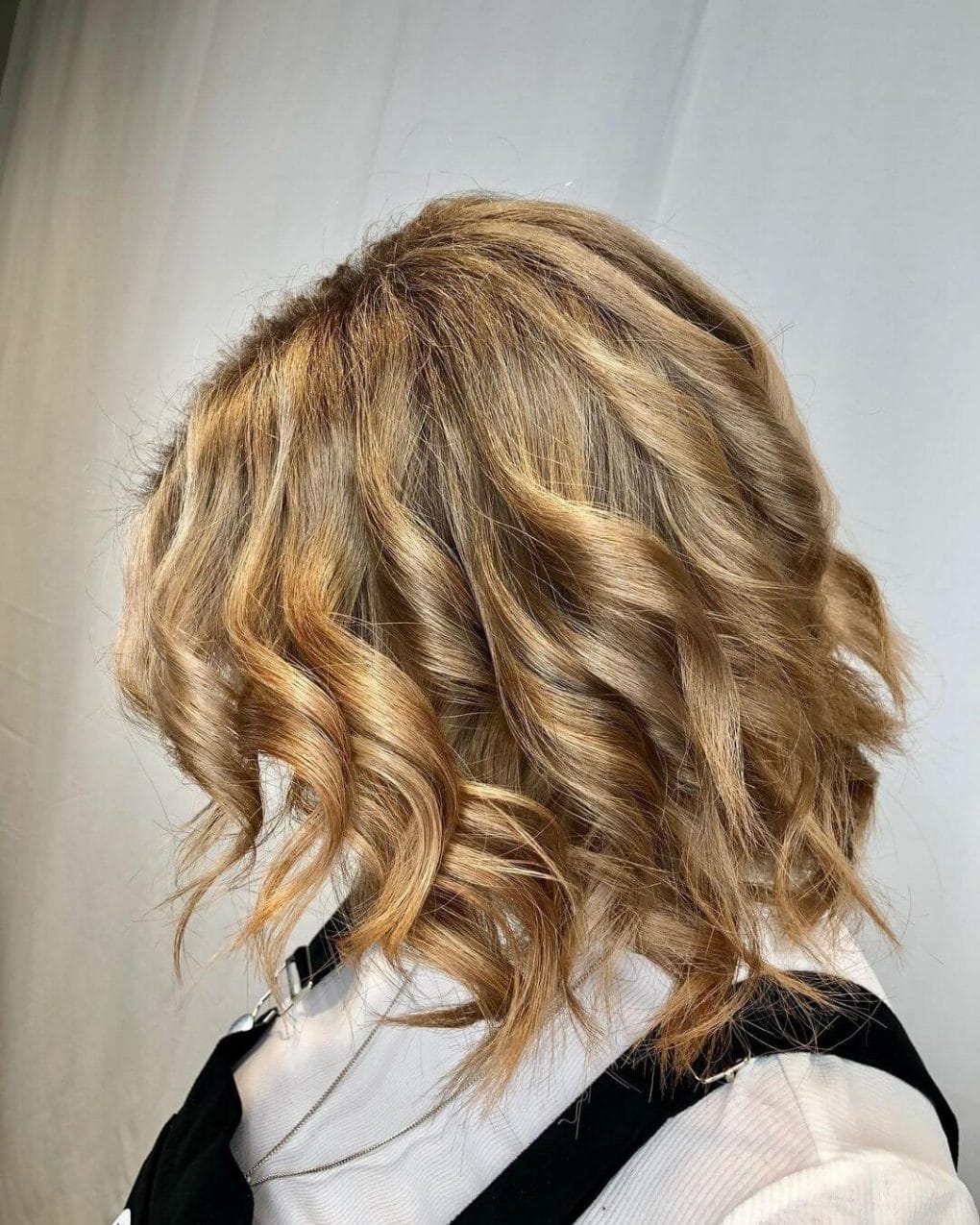 Collarbone Layered Bob With Honey Blonde Highlights Collarbone Layered Bob With Honey Blonde Highlights — Classy Textured Haircuts