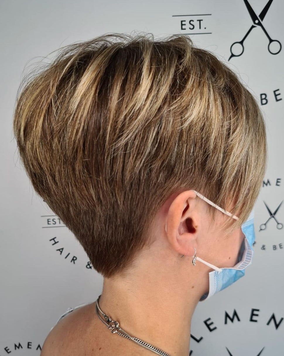 Blonde Highlighted Pixie With Choppy Layers, Ear Blonde Highlighted Pixie With Choppy Layers, Ear — Classy Textured Haircuts