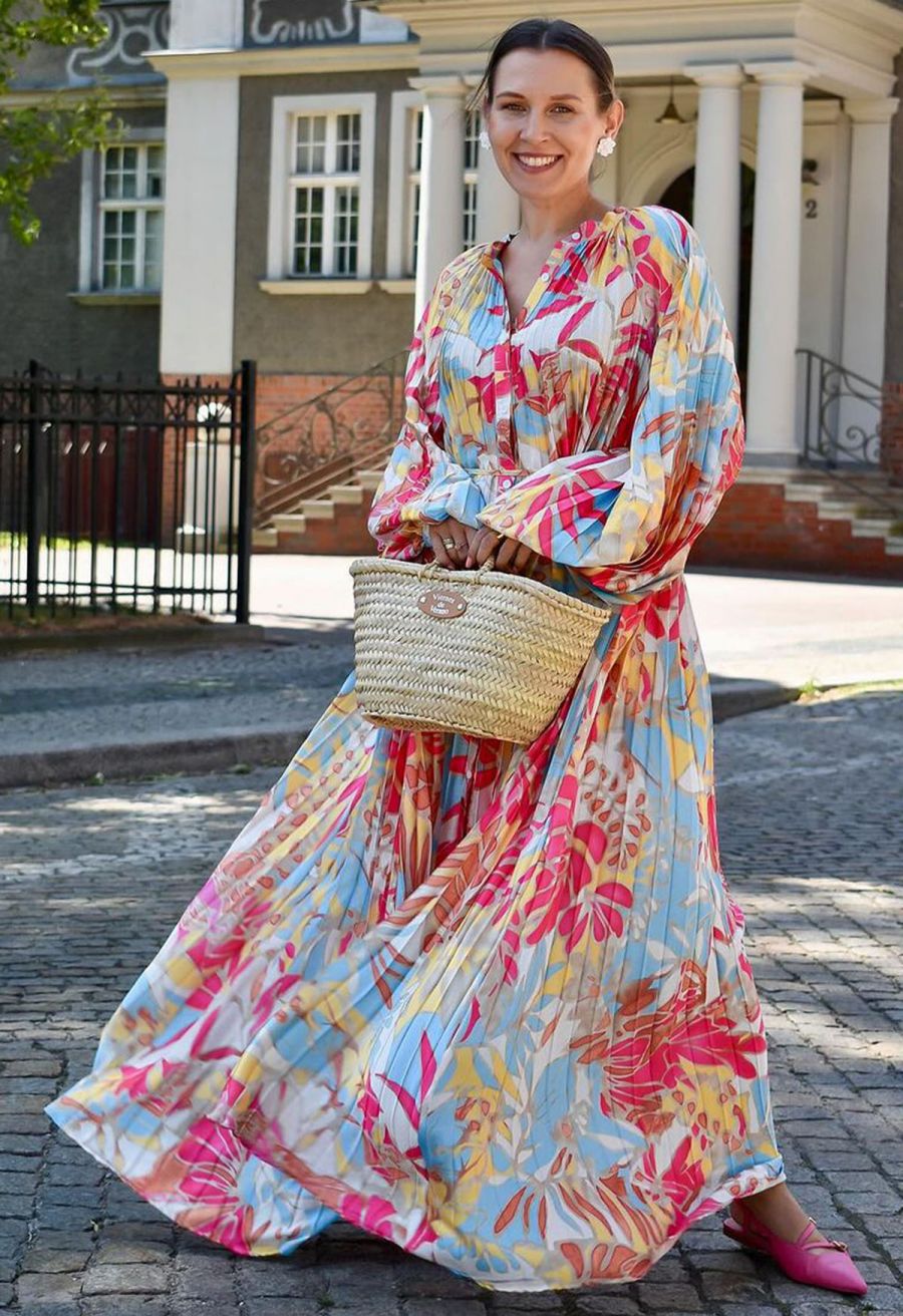 Flowing Maxi Dress Vibrant Tropical Floral Print Flowing Maxi Dress Vibrant Tropical Floral Print — Classy Tropical Outfits