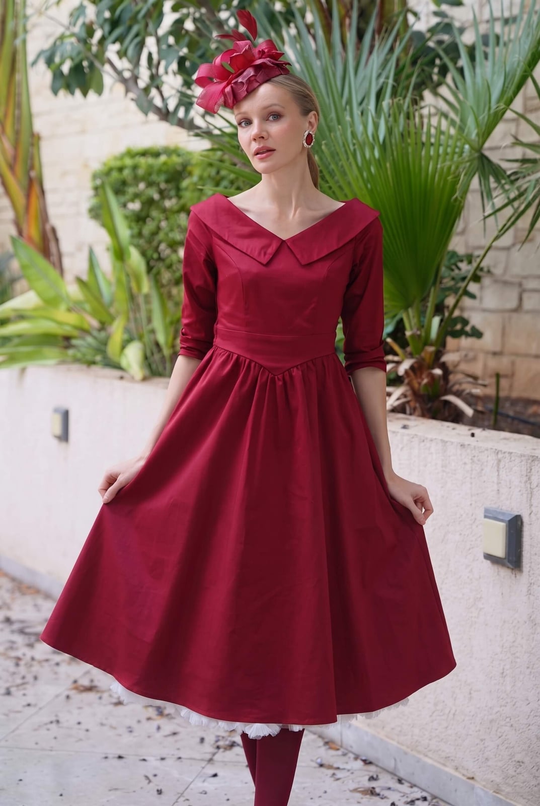 Red Vintage Dress with Pointed Collar for Daytime Red Vintage Dress with Pointed Collar for Daytime — Classy Vintage Outfits