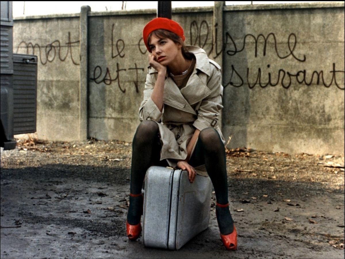 Trench Coat Travel Chic with Beret and Red Heels Trench Coat Travel Chic with Beret and Red Heels — Classy Vintage Outfits