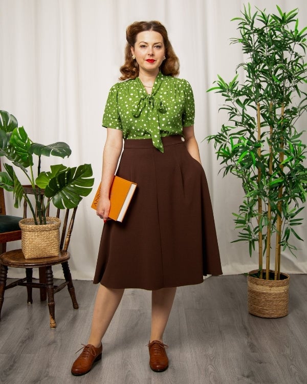 Pussy-bow Blouse and A-line Skirt for Casual Days Pussy-bow Blouse and A-line Skirt for Casual Days — Classy Vintage Outfits