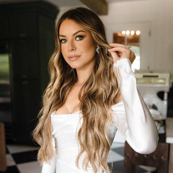 Mid-Back Honey Blonde Waves With Layers — Classy Volume Hair