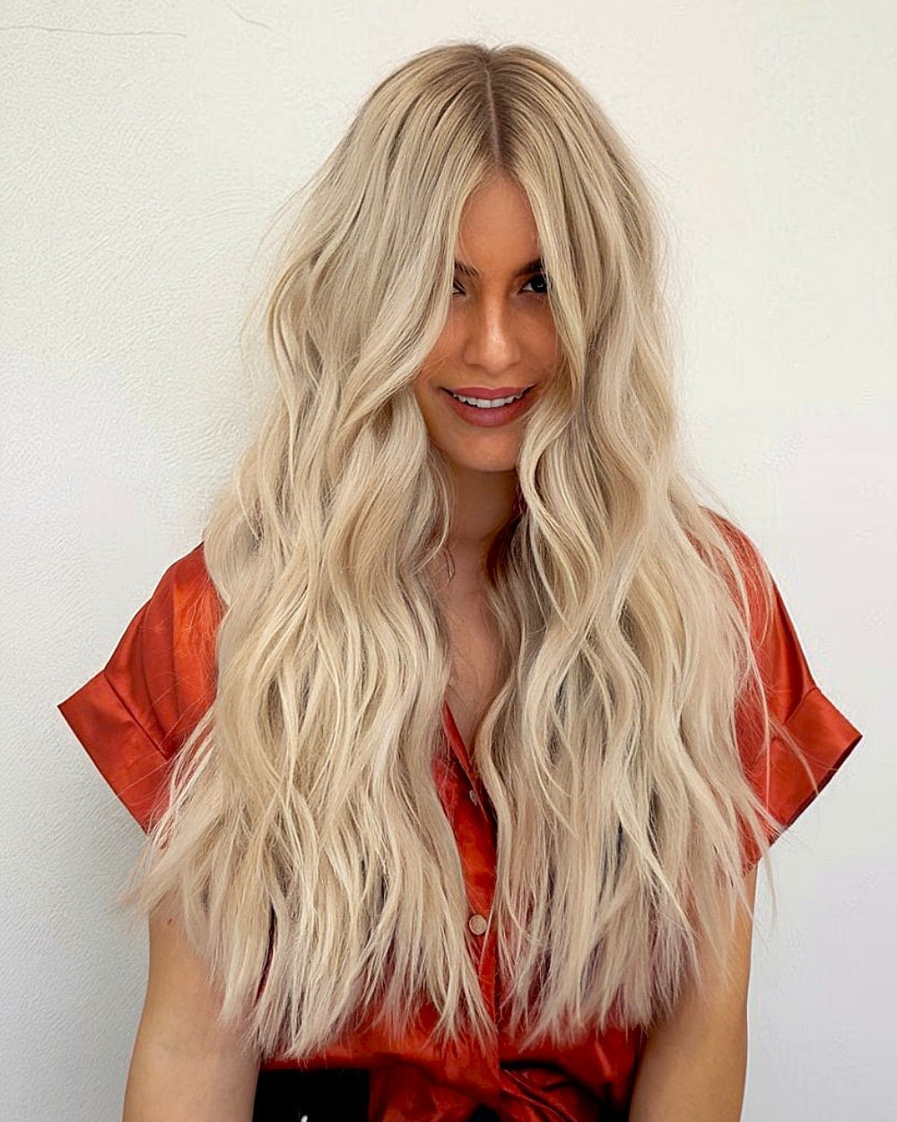 Mid-Back Platinum Blonde Waves With Root Shadow Mid-Back Platinum Blonde Waves With Root Shadow — Classy Wavy Hair Hairstyles