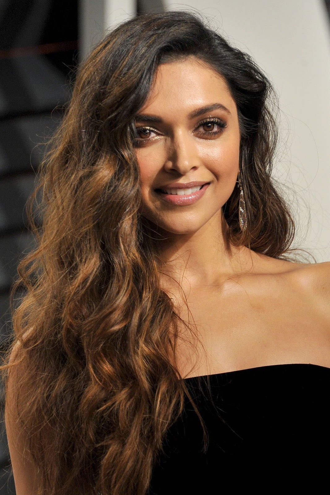 Mid-Back Voluminous Beach Waves Mid-Back Voluminous Beach Waves — Classy Wavy Hair Hairstyles