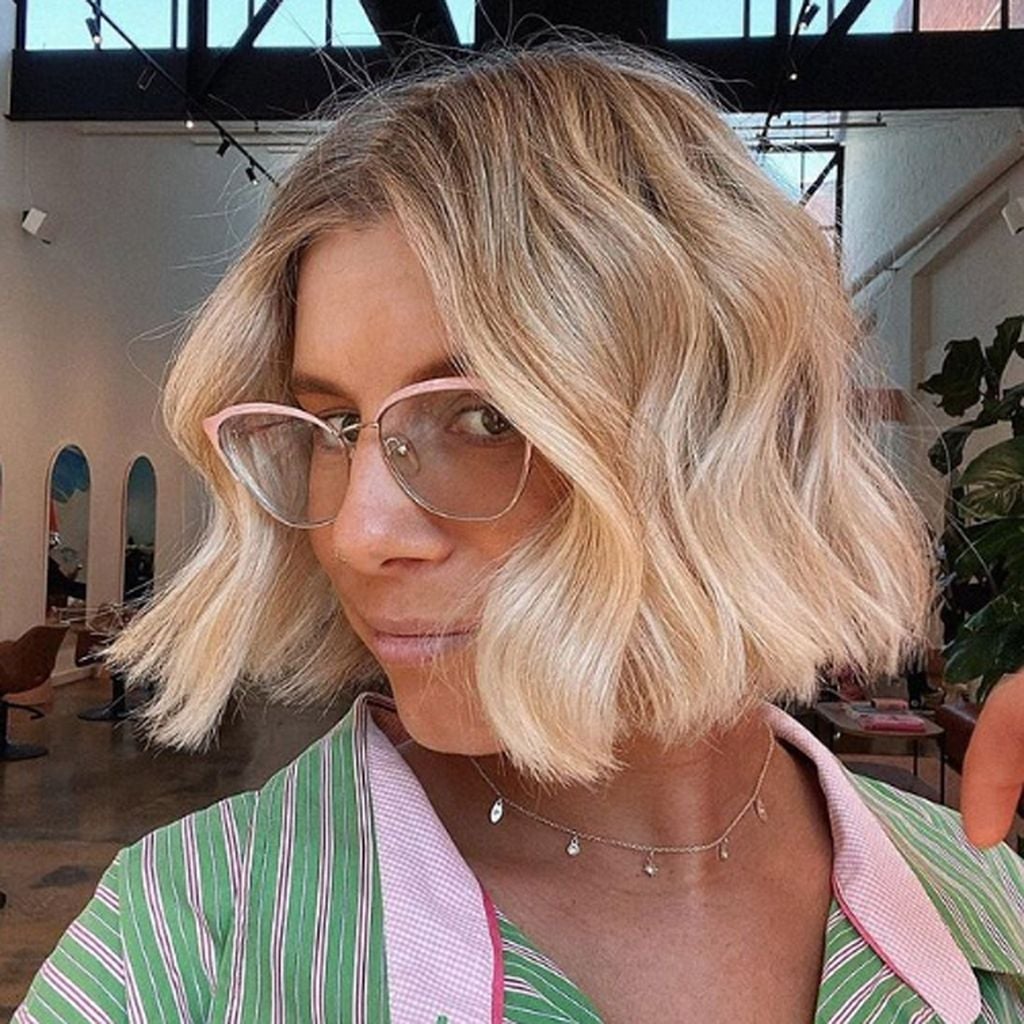 Blonde Collarbone Bob With Face-Framing Waves Blonde Collarbone Bob With Face-Framing Waves — Classy Wavy Haircuts