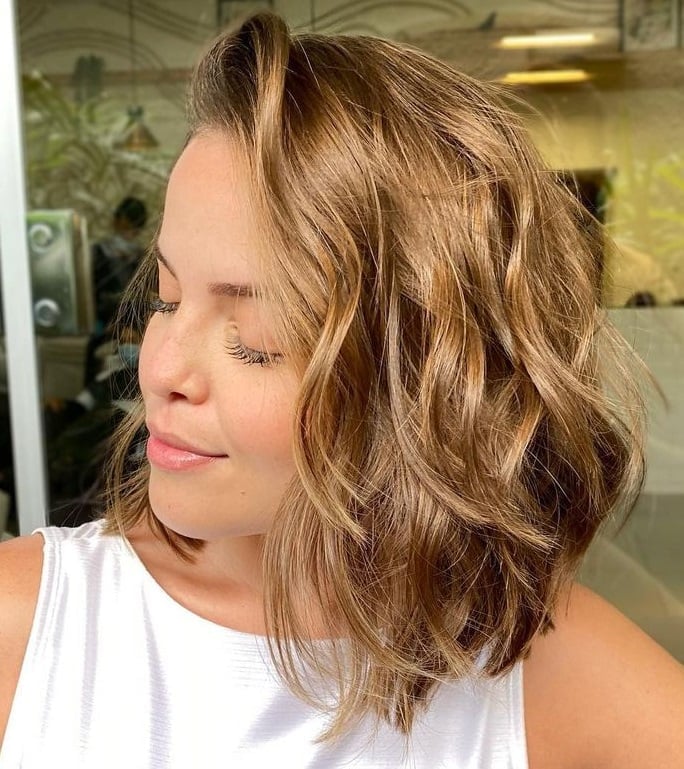 Honey Blonde Bob With Face-Framing Waves, Close-Up Take Honey Blonde Bob With Face-Framing Waves, Close-Up Take — Classy Wavy Haircuts