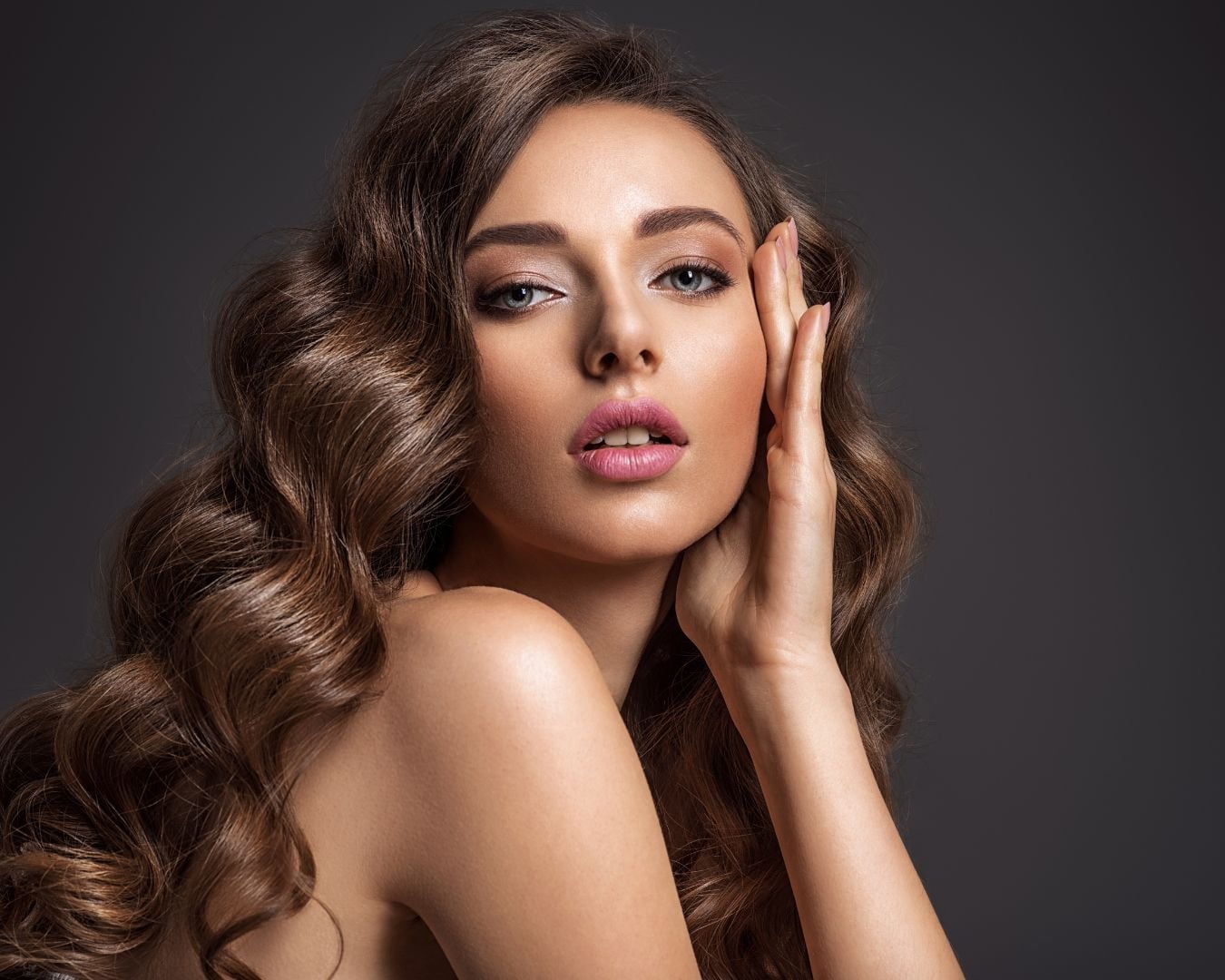 Thick Mid-Back Waves With Warm Highlights Thick Mid-Back Waves With Warm Highlights — Classy Wavy Haircuts