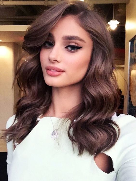Soft Layered Collarbone Cut With Curtain Bangs Soft Layered Collarbone Cut With Curtain Bangs — Classy Wavy Haircuts