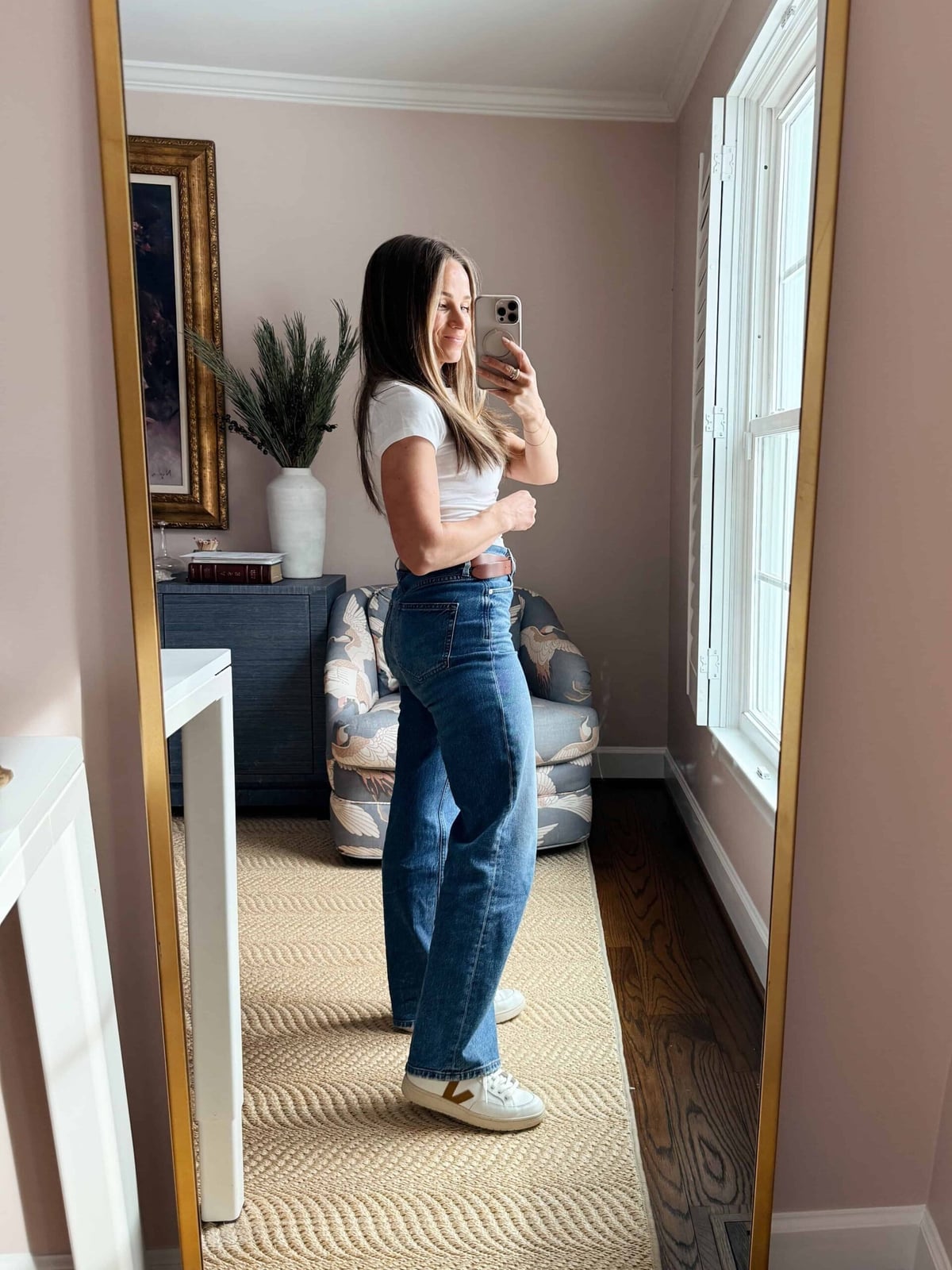 White T-shirt and Sneakers with Wide Leg Jeans, Close-Up Take White T-shirt and Sneakers with Wide Leg Jeans, Close-Up Take — Classy Wide Leg Jeans Outfits