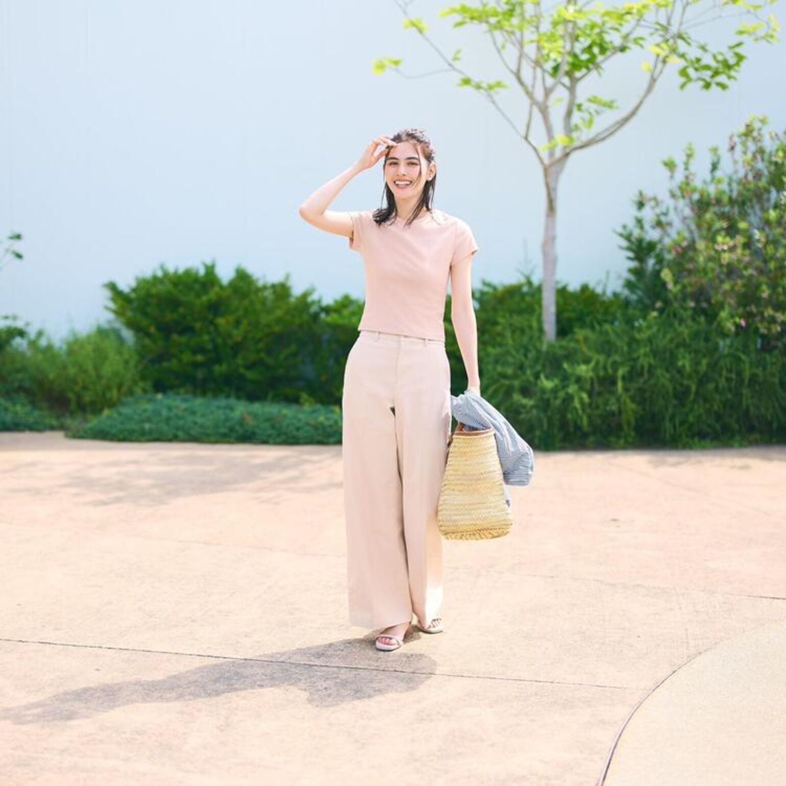 Beige Wide Leg Trousers with Light Pink T-Shirt and Straw Tote Bag — Classy Wide Leg Pants Outfits
