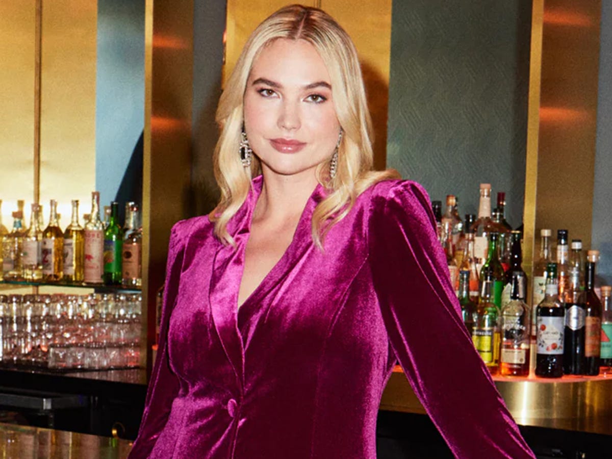 Fuchsia Velvet Blazer for a Bold Statement Fuchsia Velvet Blazer for a Bold Statement — Classy Work Party Outfits