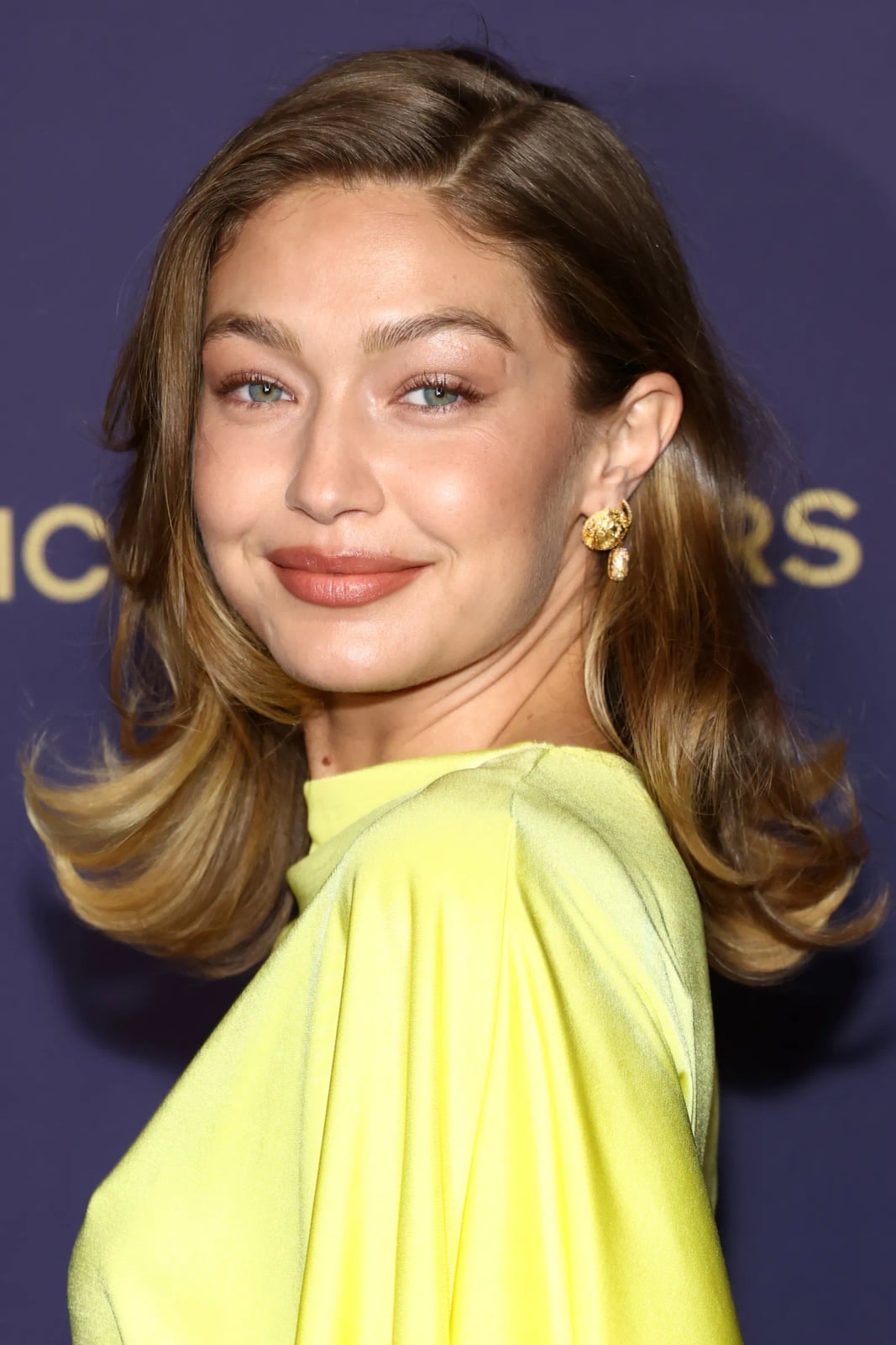 Collarbone Lob Yellow Highlights With Curtain Bangs Collarbone Lob Yellow Highlights With Curtain Bangs — Classy Yellow Highlights
