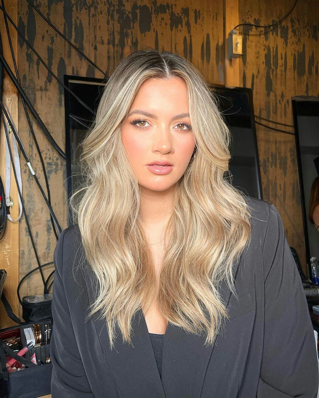 Collarbone Ash Blonde With Yellow Highlights Collarbone Ash Blonde With Yellow Highlights — Classy Yellow Highlights