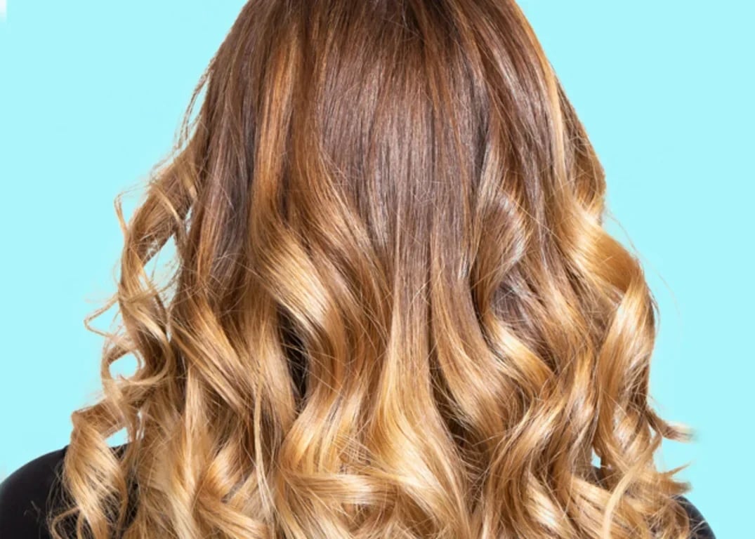Collarbone Layers With Golden Balayage Collarbone Layers With Golden Balayage — Classy Yellow Highlights