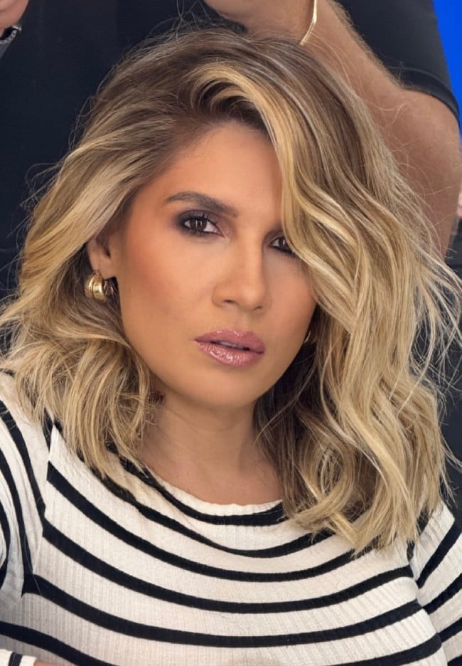 Dark Blonde Lob With Face-Framing Highlights Dark Blonde Lob With Face-Framing Highlights — Classy Yellow Highlights