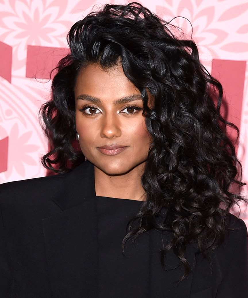 Shoulder Layers With Dramatic Side Part Shoulder Layers With Dramatic Side Part — Curly Hair Down Ideas
