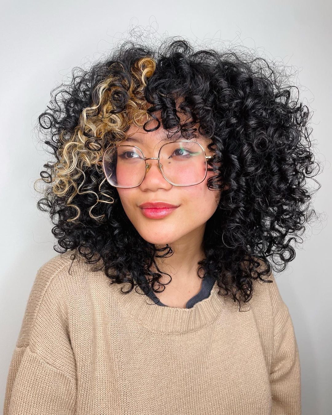 Mid-Back Dark Brown With Blonde Balayage Side Part, Layers Mid-Back Dark Brown With Blonde Balayage Side Part, Layers — Curly Hair Dye Styles