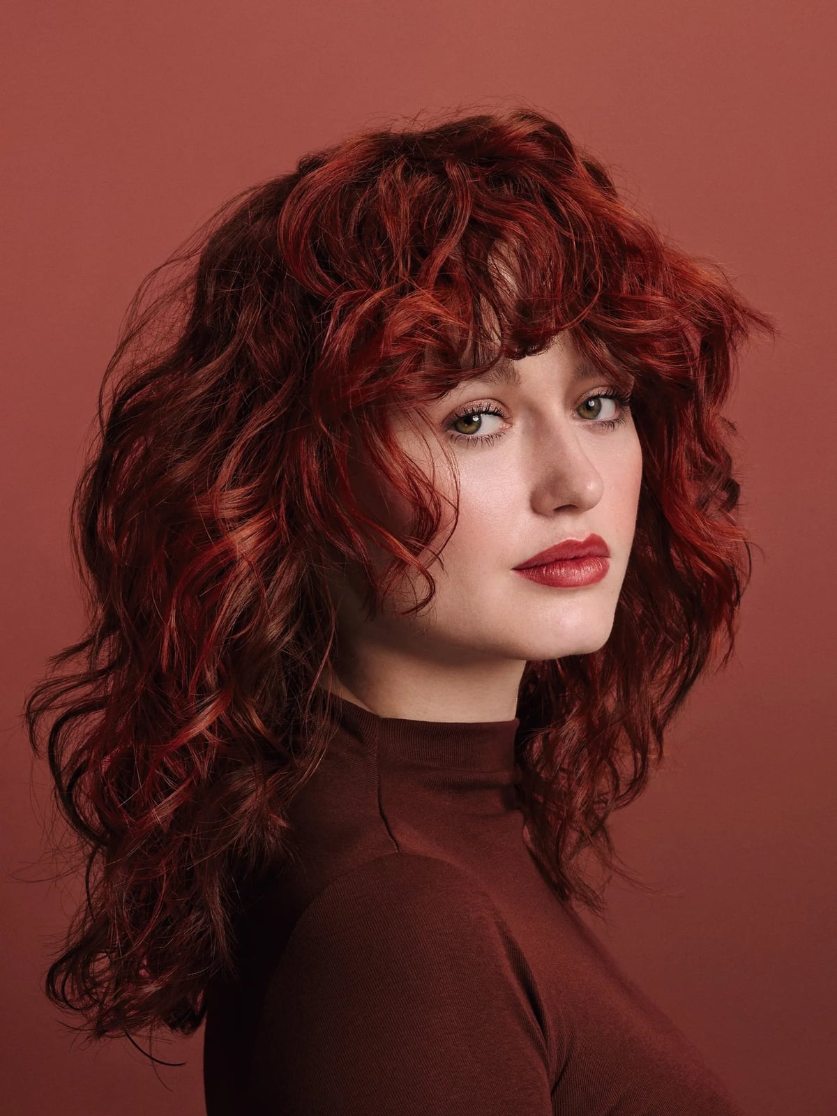 Shoulder Warm Auburn With Copper Highlights Shoulder Warm Auburn With Copper Highlights — Curly Hair Dye Styles