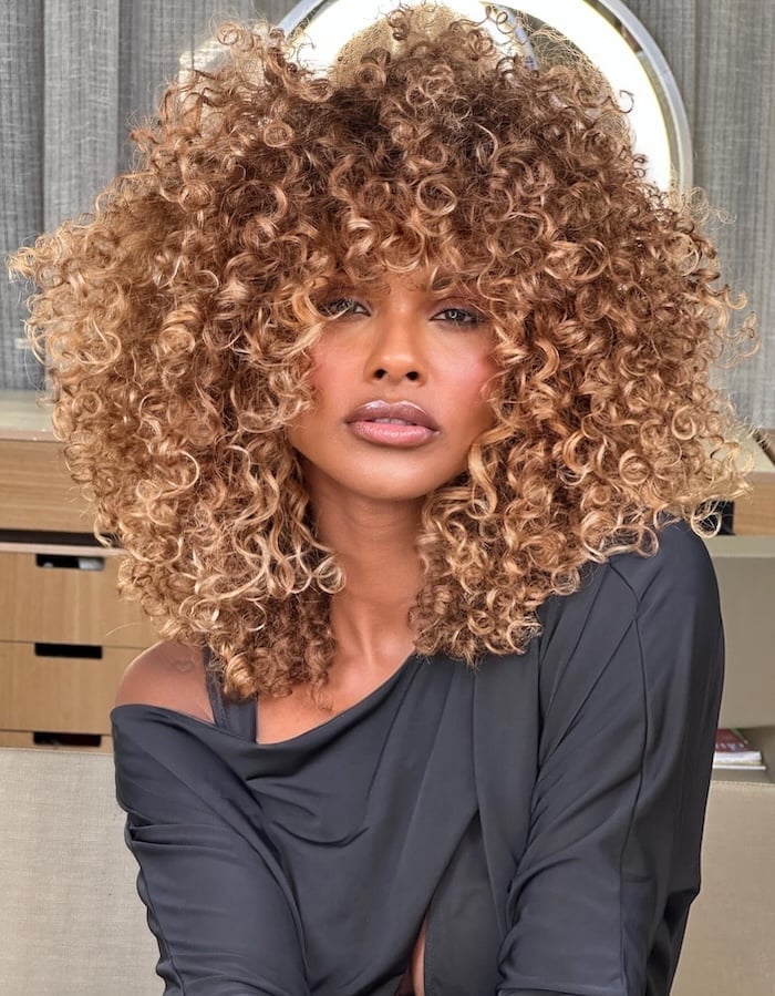 Collarbone Honey Caramel Blonde With Root Shadow Collarbone Honey Caramel Blonde With Root Shadow — Curly Hair Dye Styles