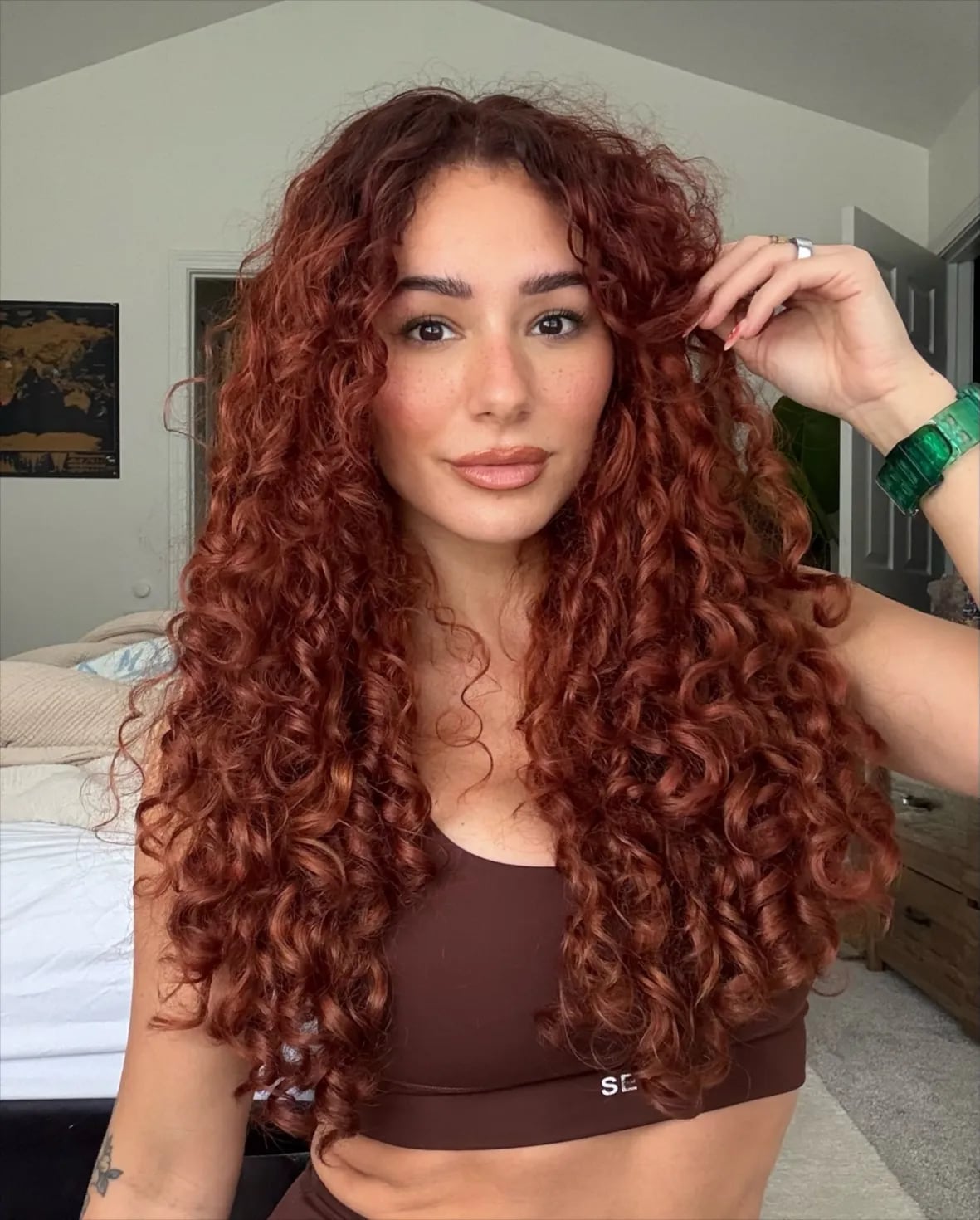 Mid-Back Copper Red Curly Hair With Golden Highlights Mid-Back Copper Red Curly Hair With Golden Highlights — Curly Hair Dye Styles