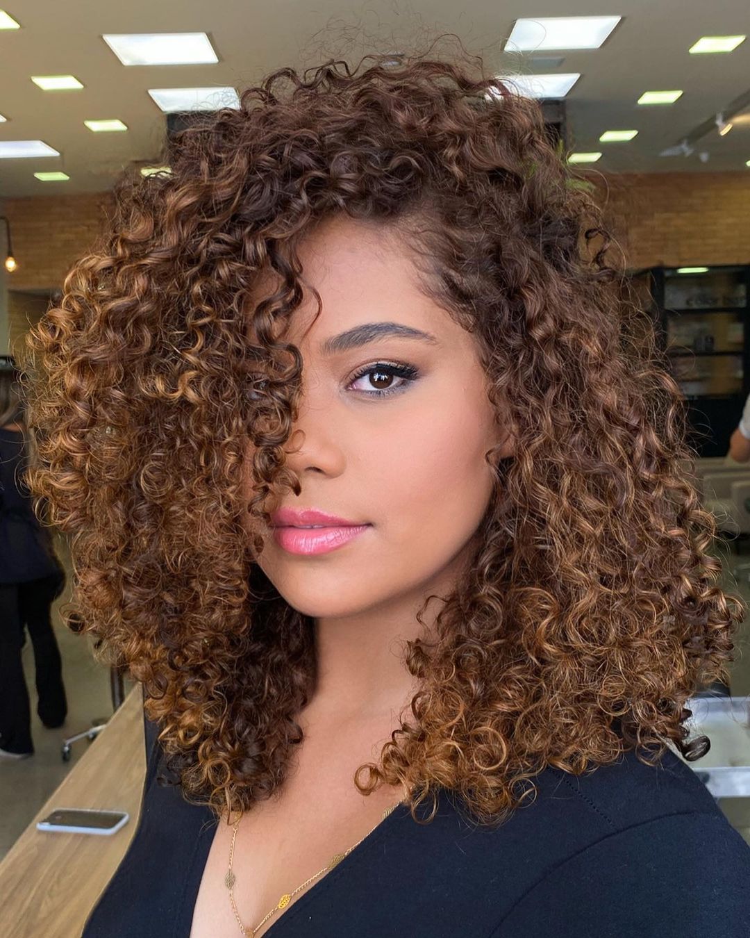 Collarbone Dark Brown With Caramel Highlights Collarbone Dark Brown With Caramel Highlights — Curly Hair Dye Styles