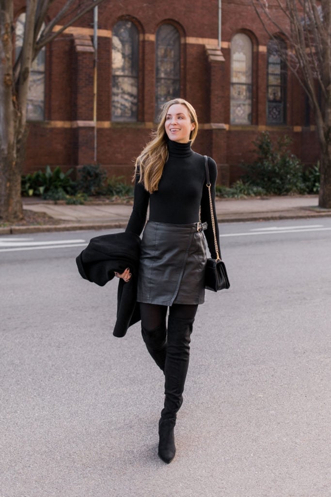 Monochromatic Black Outfit with Leather Mini Skirt, Close-Up Take Monochromatic Black Outfit with Leather Mini Skirt, Close-Up Take — Cute Dinner Outfit Inspo