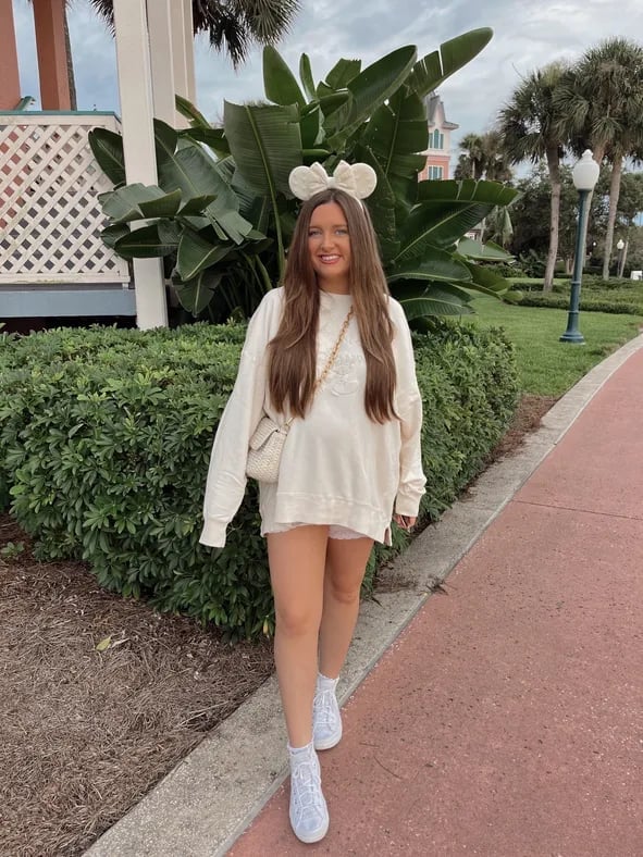 Oversized Cream Sweatshirt with White Shorts and Woven Bag Oversized Cream Sweatshirt with White Shorts and Woven Bag — Cute Disney Outfit Inspo