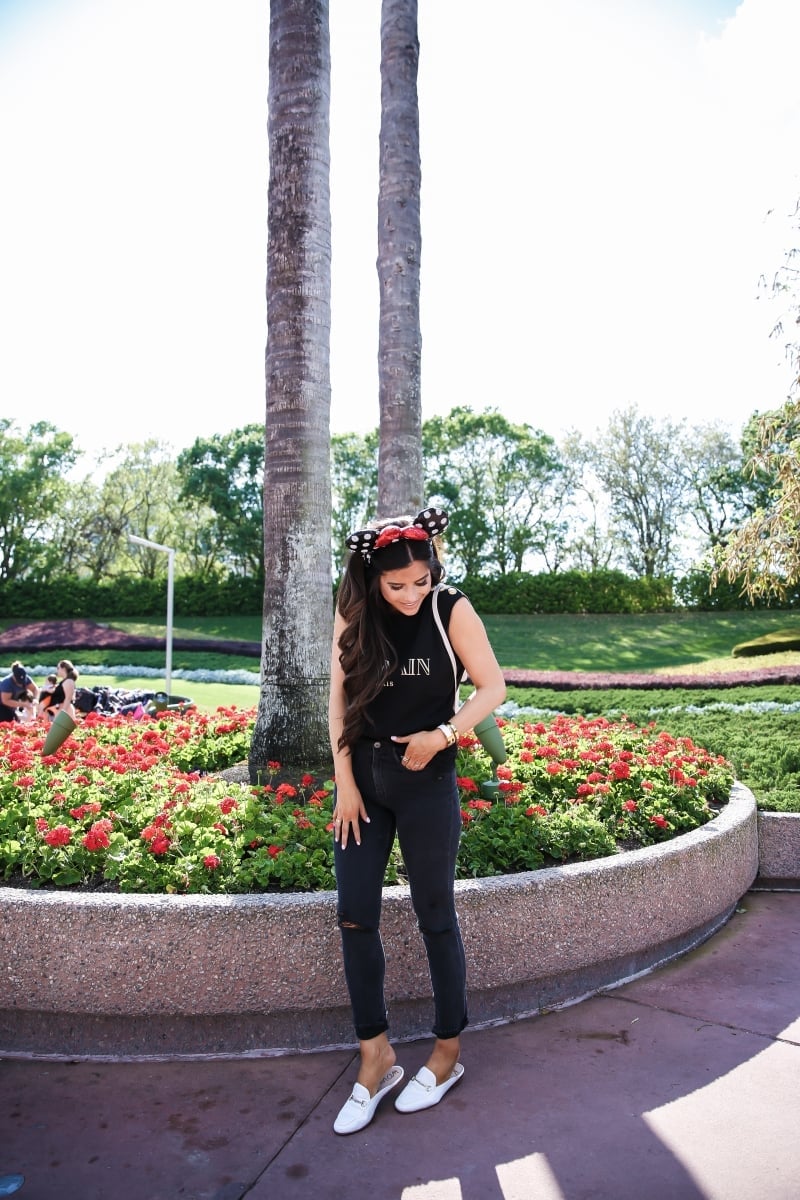 Black Sleeveless Top and Ripped Jeans with Minnie Ears Black Sleeveless Top and Ripped Jeans with Minnie Ears — Cute Disney Outfit Inspo