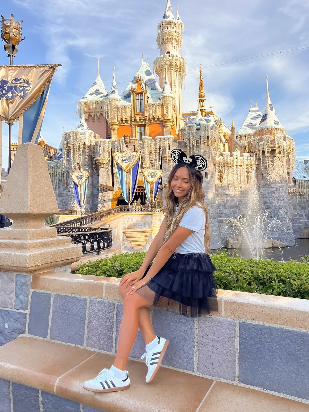 White T-Shirt and Black Tulle Skirt with Mickey Ears White T-Shirt and Black Tulle Skirt with Mickey Ears — Cute Disney Outfit Inspo