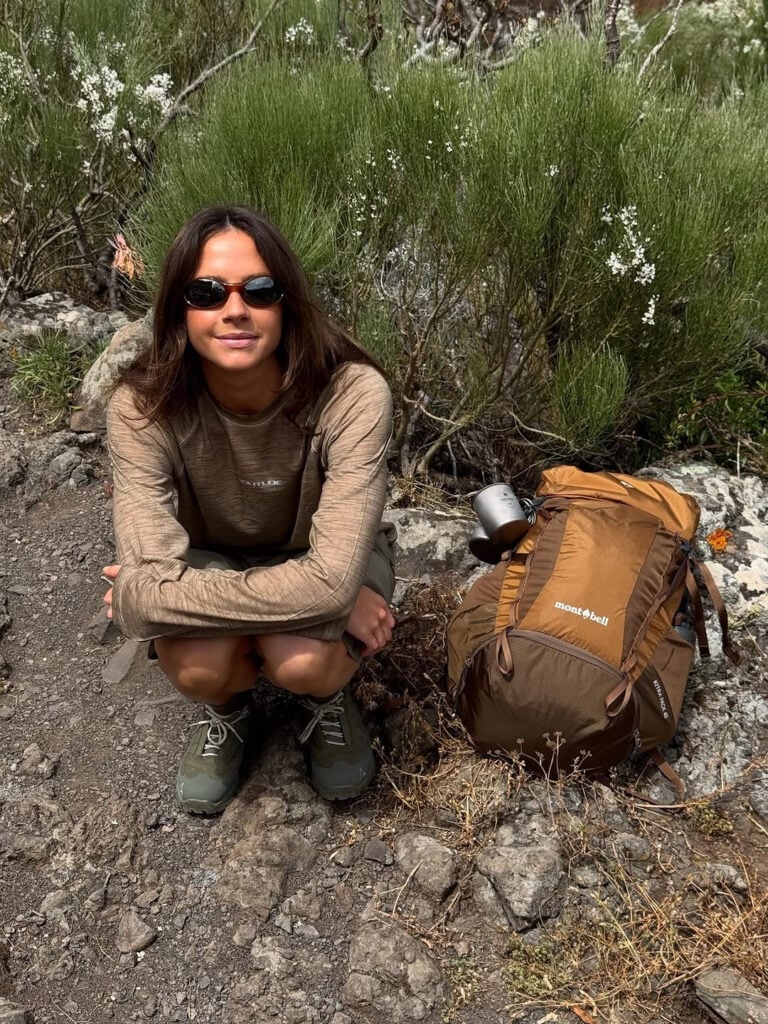Brown Long-Sleeve Shirt With Green Shorts, Close-Up Take Brown Long-Sleeve Shirt With Green Shorts, Close-Up Take — Cute Hiking Outfit Inspo