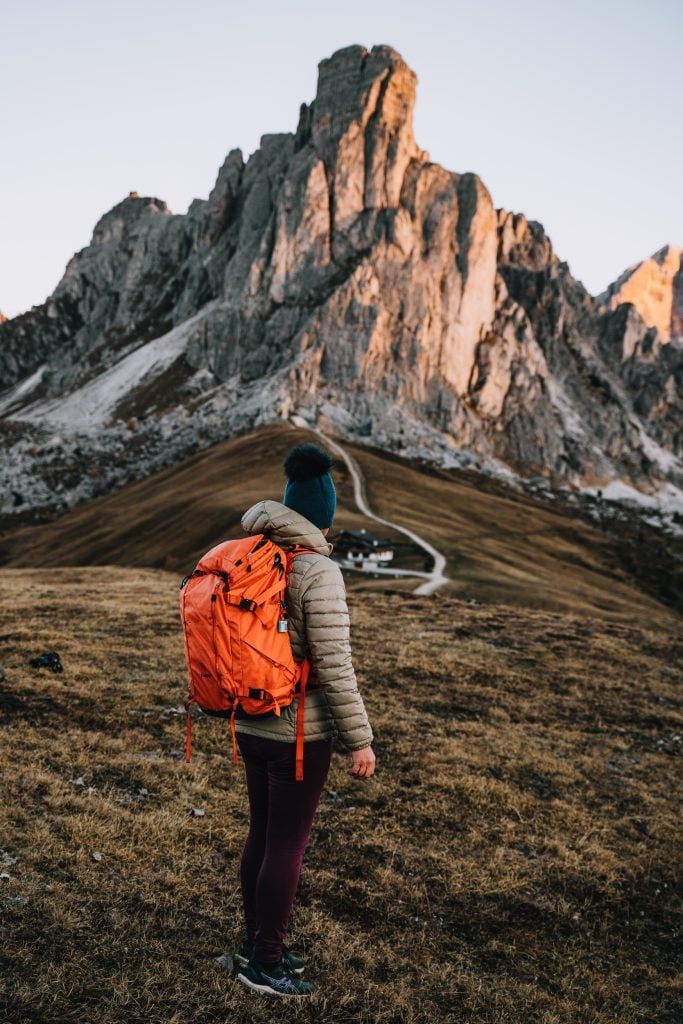 Beige Puffer Jacket With Dark Purple Leggings, Close-Up Take Beige Puffer Jacket With Dark Purple Leggings, Close-Up Take — Cute Hiking Outfit Inspo