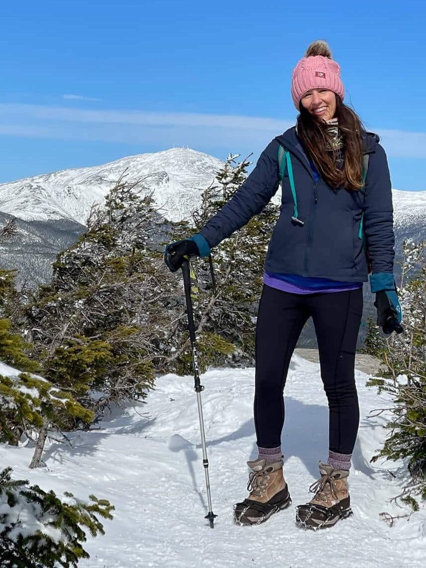Navy Puffer Jacket With Black Leggings Navy Puffer Jacket With Black Leggings — Cute Hiking Outfit Inspo