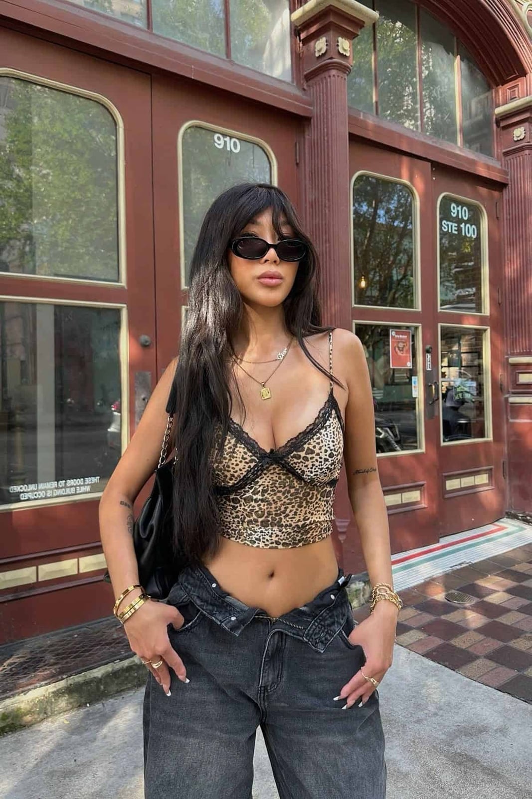 Low Rise Baggy Jeans With Leopard Camisole — Cute Jeans Outfit Inspo