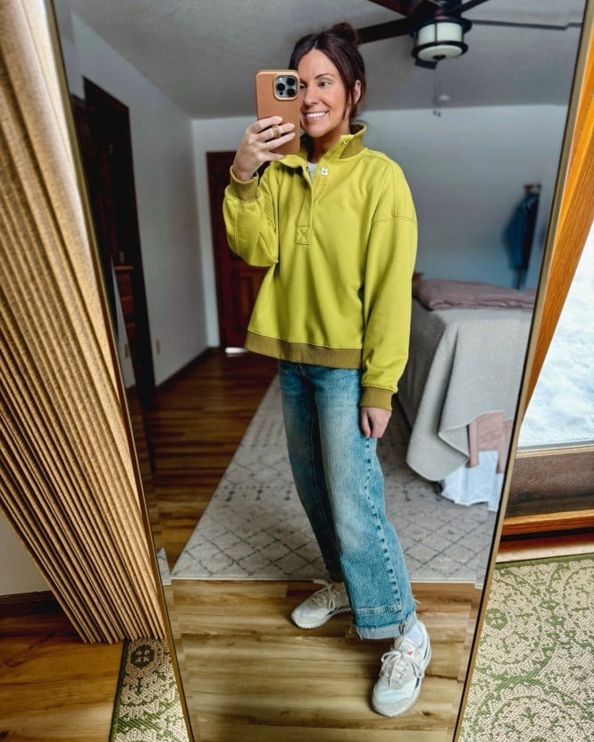 Light Wash Wide Leg Jeans With Lime Green Sweatshirt — Cute Jeans Outfit Inspo