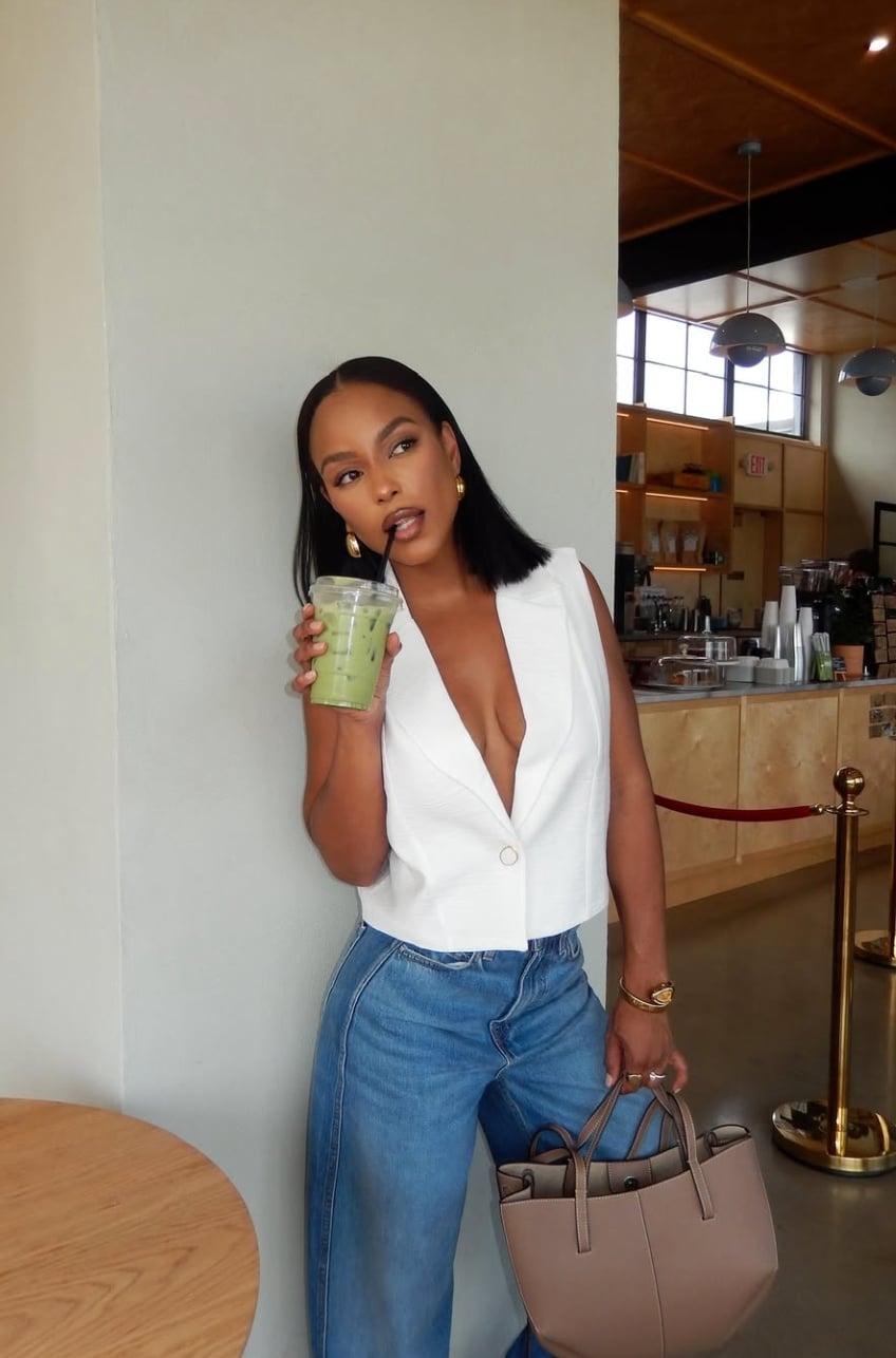 Blue Wide Leg Jeans With White Sleeveless Vest — Cute Jeans Outfit Inspo