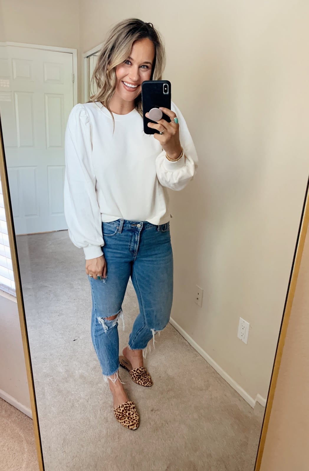 Puffed Sleeve Sweatshirt With Ripped Jeans Puffed Sleeve Sweatshirt With Ripped Jeans — Cute Outfit Inspo for School