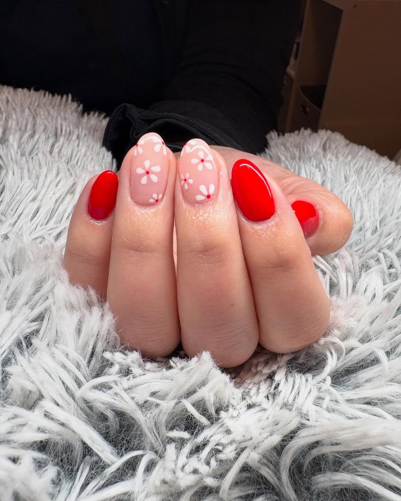 White Flower Red Center Glossy Short Oval Nails White Flower Red Center Glossy Short Oval Nails — Cute Short Round Nails