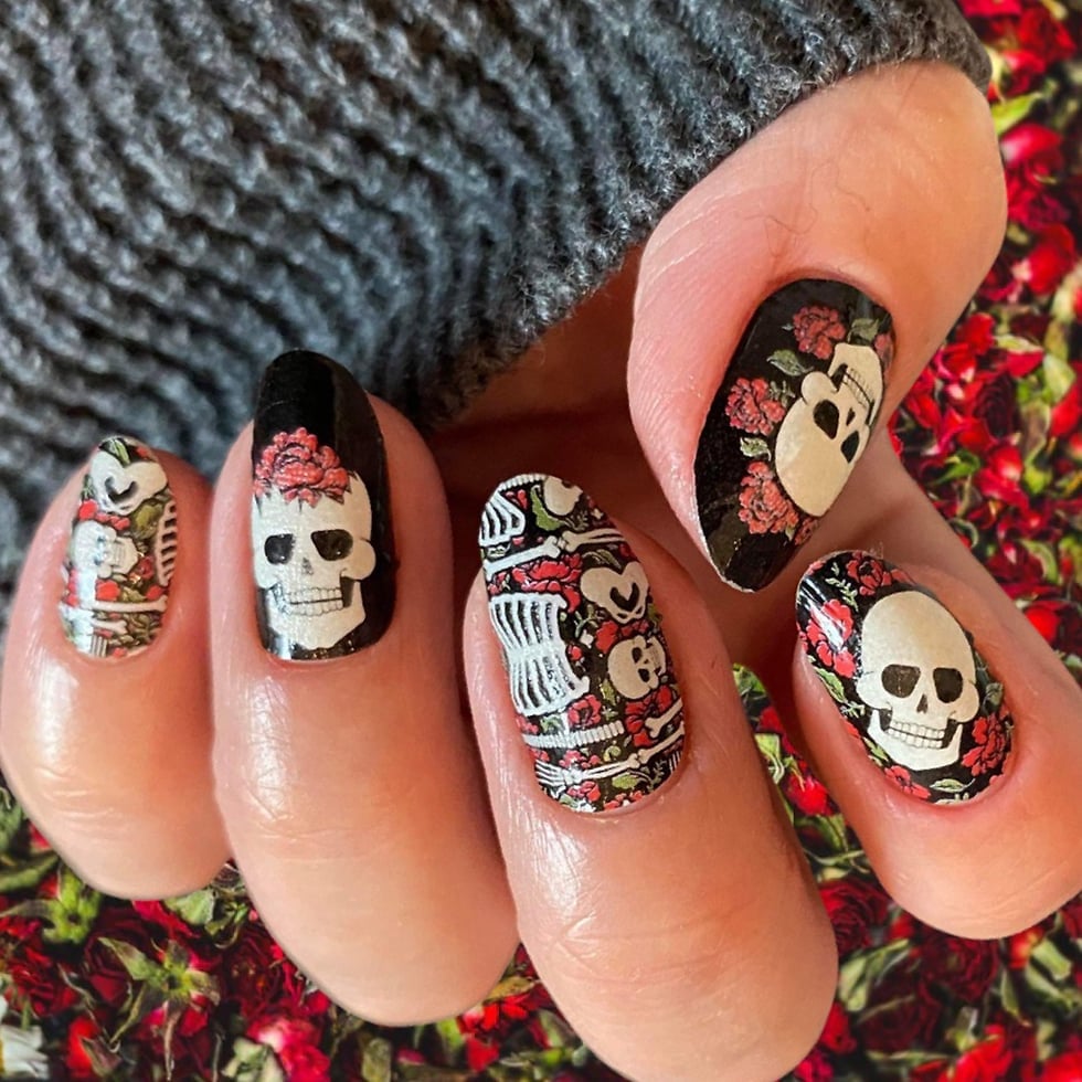 Short Oval Black Skull and Rose Nails Short Oval Black Skull and Rose Nails — Cute Skull Nails