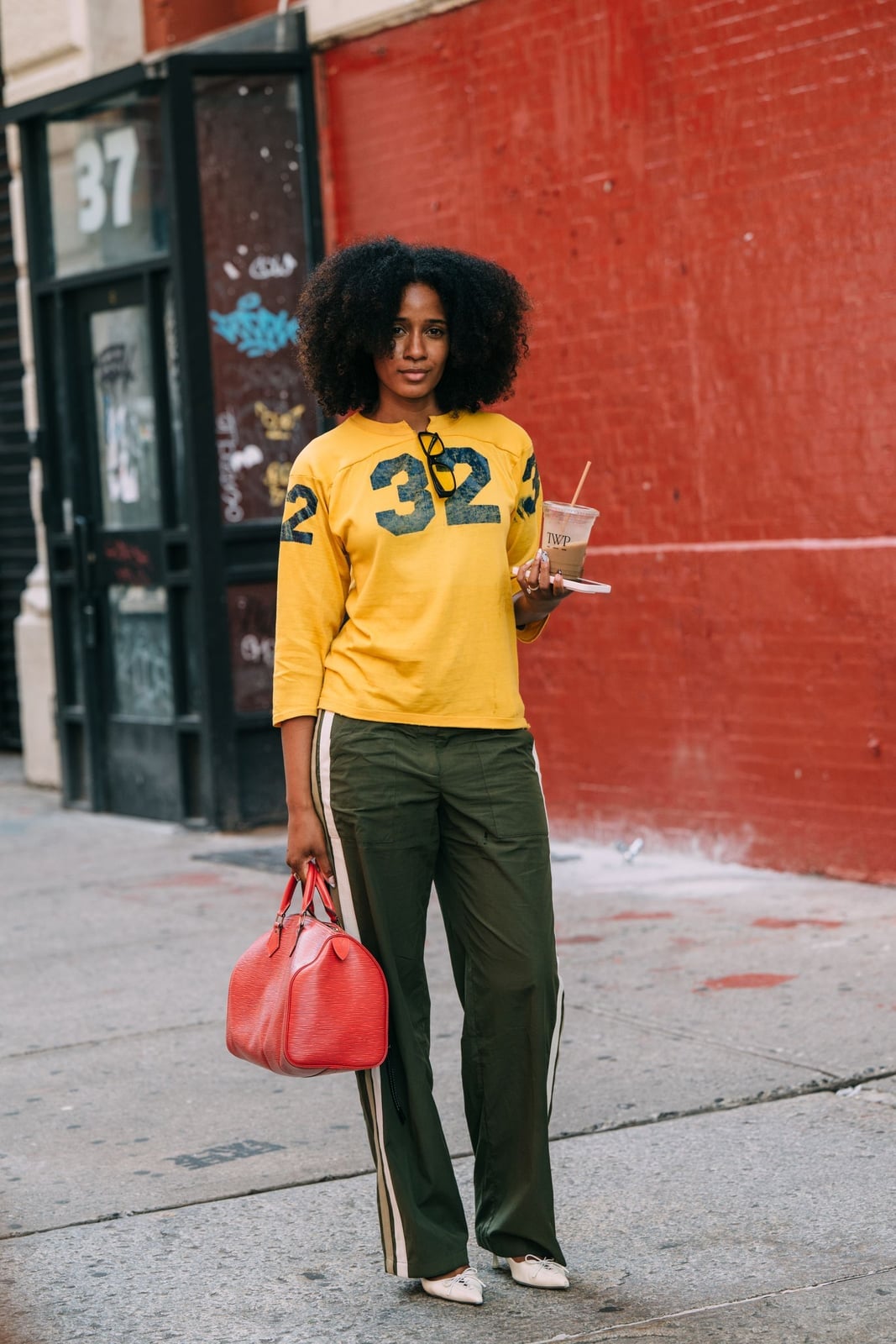 Olive Green Sweatpants With Red Handbag Olive Green Sweatpants With Red Handbag — Cute Sweatpants Outfit Inspo