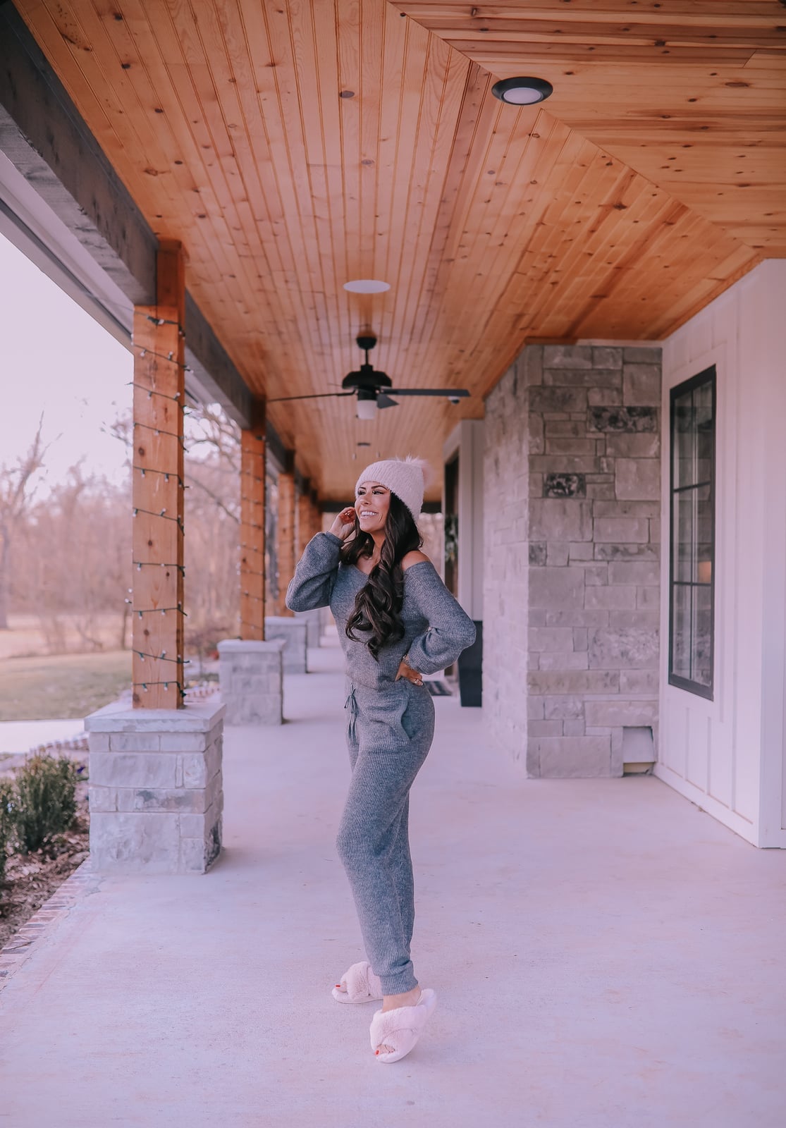 Gray Sweatpants With Fuzzy Slippers Gray Sweatpants With Fuzzy Slippers — Cute Sweatpants Outfit Inspo