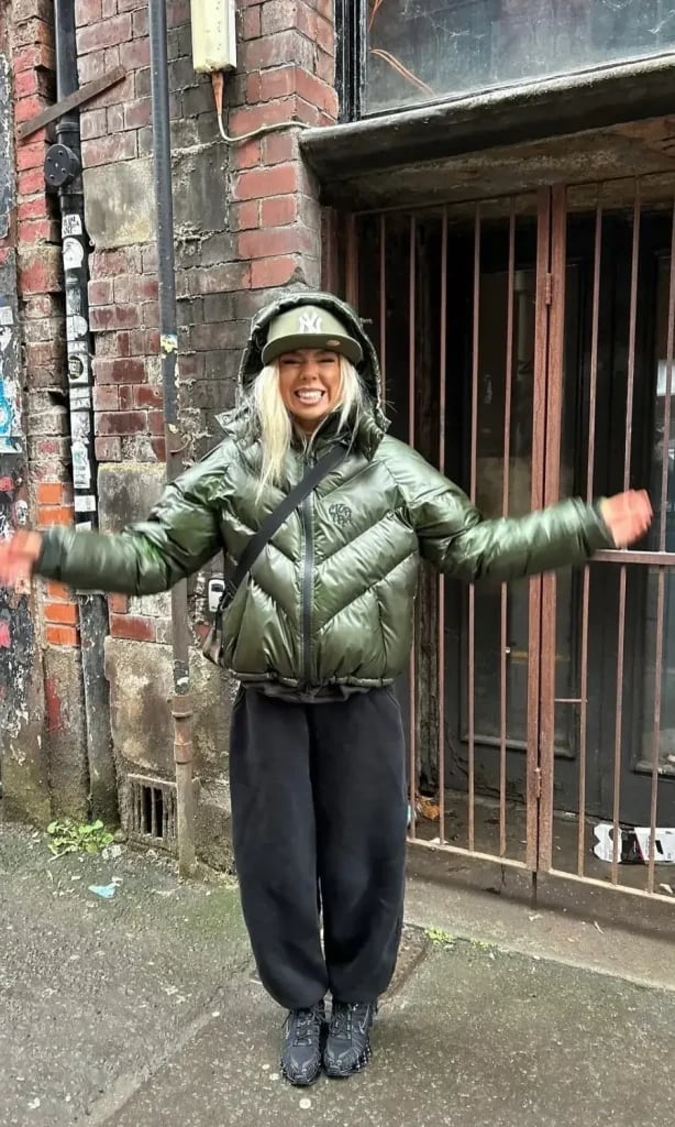Black Sweatpants With Green Puffer Jacket Black Sweatpants With Green Puffer Jacket — Cute Sweatpants Outfit Inspo