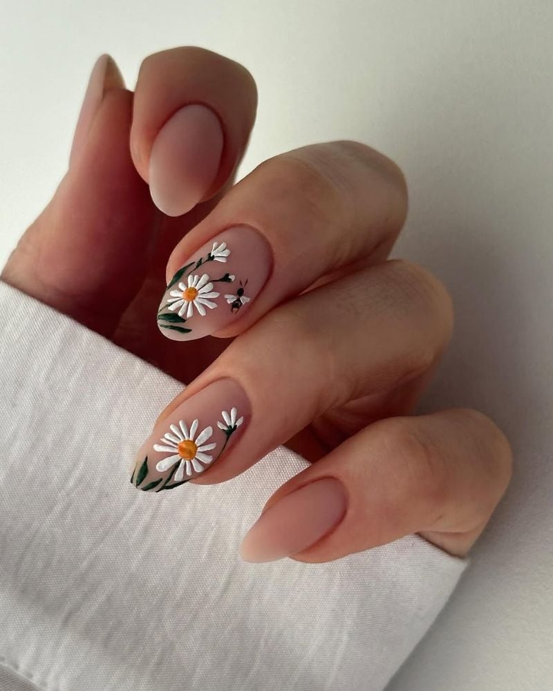 Medium Almond Daisies and Bees Matte Medium Almond Daisies and Bees Matte — Easy Nail Art Ideas